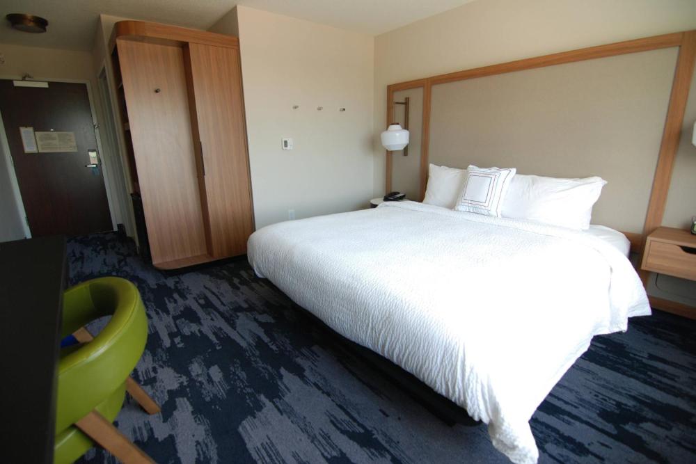 King Room with Adapted Tub - Mobility Accessible interior